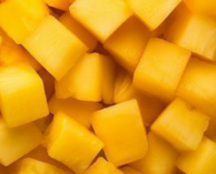 中国産黄桃シラップ漬け（ダイスカット）1号缶